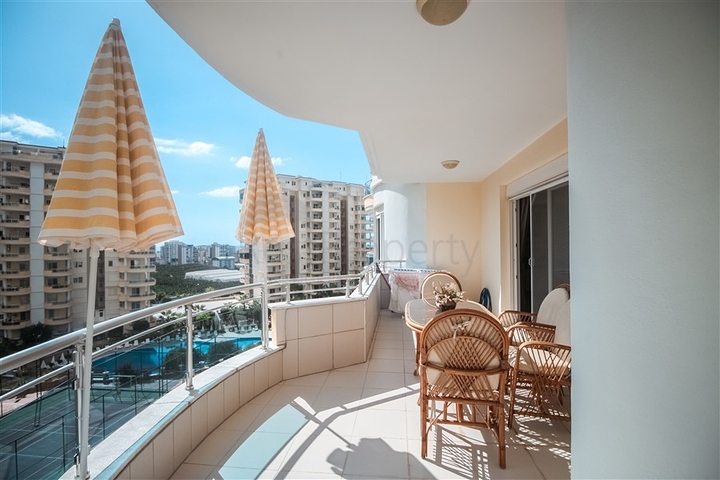 شقة عائلية واسعة -3 غرف وصالة -مجمع يضم خدمات -في محمودلار /الانيا 