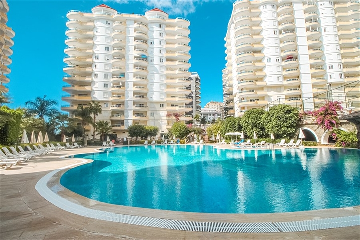 شقة عائلية واسعة -3 غرف وصالة -مجمع يضم خدمات -في محمودلار /الانيا 