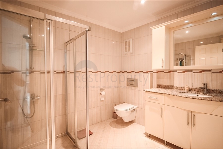 شقة عائلية واسعة -3 غرف وصالة -مجمع يضم خدمات -في محمودلار /الانيا 