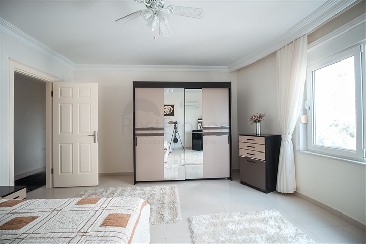 شقة عائلية واسعة -3 غرف وصالة -مجمع يضم خدمات -في محمودلار /الانيا 