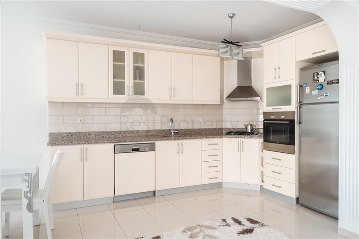 شقة عائلية واسعة -3 غرف وصالة -مجمع يضم خدمات -في محمودلار /الانيا 