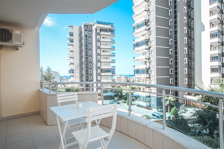 شقة عائلية واسعة -3 غرف وصالة -مجمع يضم خدمات -في محمودلار /الانيا 