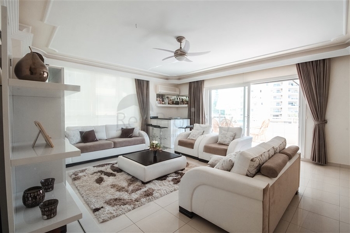 شقة عائلية واسعة -3 غرف وصالة -مجمع يضم خدمات -في محمودلار /الانيا 