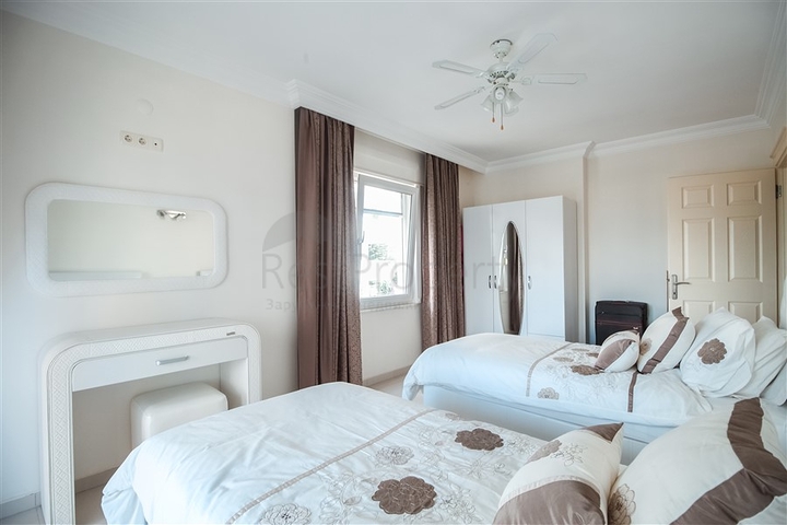 شقة عائلية واسعة -3 غرف وصالة -مجمع يضم خدمات -في محمودلار /الانيا 