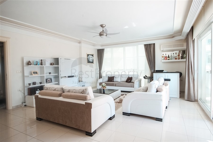 شقة عائلية واسعة -3 غرف وصالة -مجمع يضم خدمات -في محمودلار /الانيا 