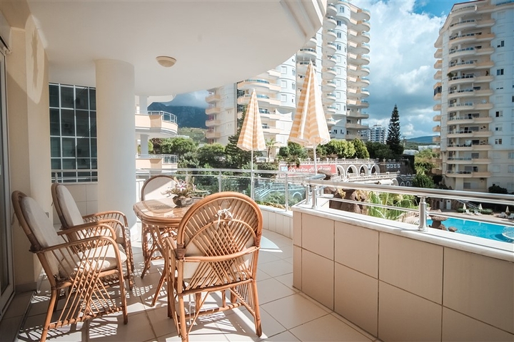 شقة عائلية واسعة -3 غرف وصالة -مجمع يضم خدمات -في محمودلار /الانيا 