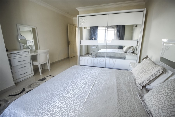 شقة عائلية واسعة -3 غرف وصالة -مجمع يضم خدمات -في محمودلار /الانيا 