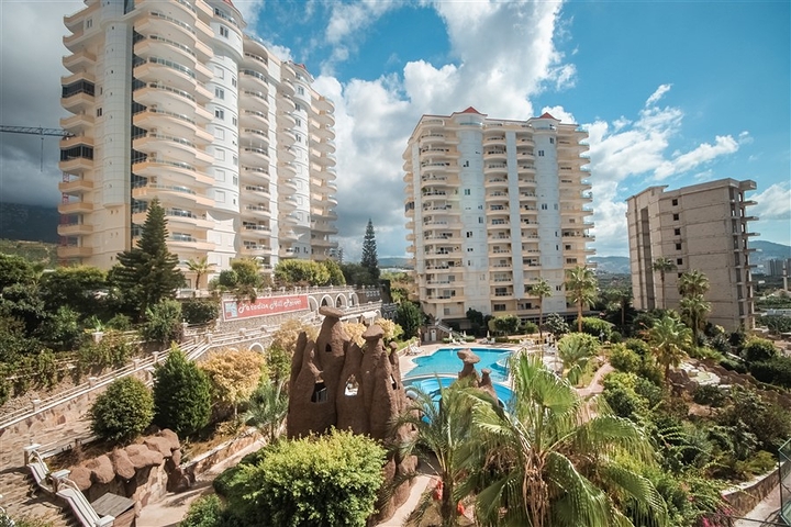 شقة عائلية واسعة -3 غرف وصالة -مجمع يضم خدمات -في محمودلار /الانيا 