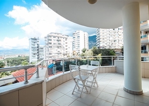 شقة عائلية واسعة -3 غرف وصالة -مجمع يضم خدمات -في محمودلار /الانيا 