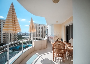 شقة عائلية واسعة -3 غرف وصالة -مجمع يضم خدمات -في محمودلار /الانيا 