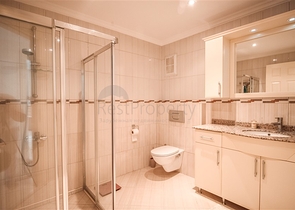 شقة عائلية واسعة -3 غرف وصالة -مجمع يضم خدمات -في محمودلار /الانيا 