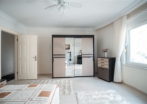 شقة عائلية واسعة -3 غرف وصالة -مجمع يضم خدمات -في محمودلار /الانيا 