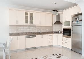 شقة عائلية واسعة -3 غرف وصالة -مجمع يضم خدمات -في محمودلار /الانيا 