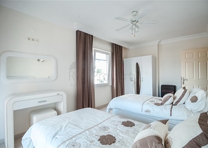 شقة عائلية واسعة -3 غرف وصالة -مجمع يضم خدمات -في محمودلار /الانيا 