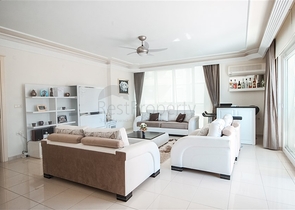 شقة عائلية واسعة -3 غرف وصالة -مجمع يضم خدمات -في محمودلار /الانيا 