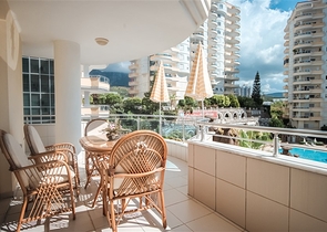 شقة عائلية واسعة -3 غرف وصالة -مجمع يضم خدمات -في محمودلار /الانيا 