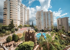 شقة عائلية واسعة -3 غرف وصالة -مجمع يضم خدمات -في محمودلار /الانيا 