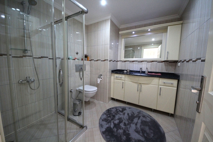 اطلالة بحر -شقة واسعة 3 غرف وصالة -ضمن مجمع مناسب للعطلات -في محمودلار / الانيا 