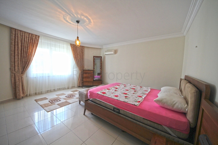 اطلالة بحر -شقة واسعة 3 غرف وصالة -ضمن مجمع مناسب للعطلات -في محمودلار / الانيا 