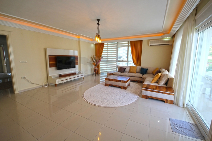 اطلالة بحر -شقة واسعة 3 غرف وصالة -ضمن مجمع مناسب للعطلات -في محمودلار / الانيا 