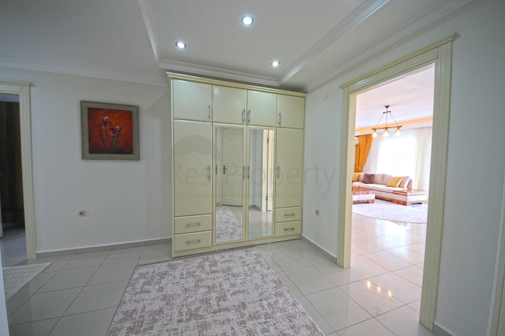 اطلالة بحر -شقة واسعة 3 غرف وصالة -ضمن مجمع مناسب للعطلات -في محمودلار / الانيا 