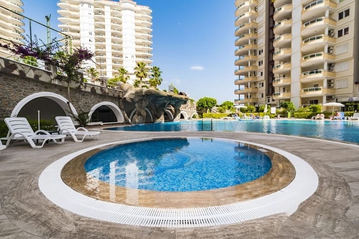 اطلالة بحر -شقة واسعة 3 غرف وصالة -ضمن مجمع مناسب للعطلات -في محمودلار / الانيا 