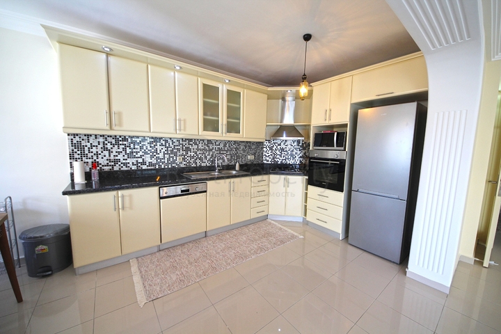 اطلالة بحر -شقة واسعة 3 غرف وصالة -ضمن مجمع مناسب للعطلات -في محمودلار / الانيا 