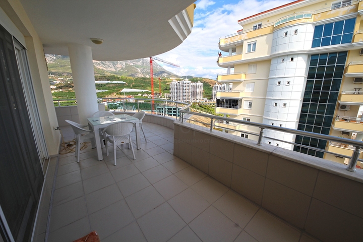 اطلالة بحر -شقة واسعة 3 غرف وصالة -ضمن مجمع مناسب للعطلات -في محمودلار / الانيا 