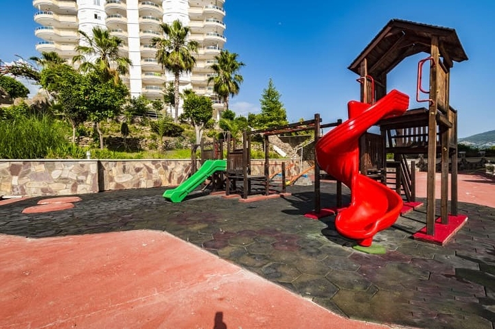 اطلالة بحر -شقة واسعة 3 غرف وصالة -ضمن مجمع مناسب للعطلات -في محمودلار / الانيا 