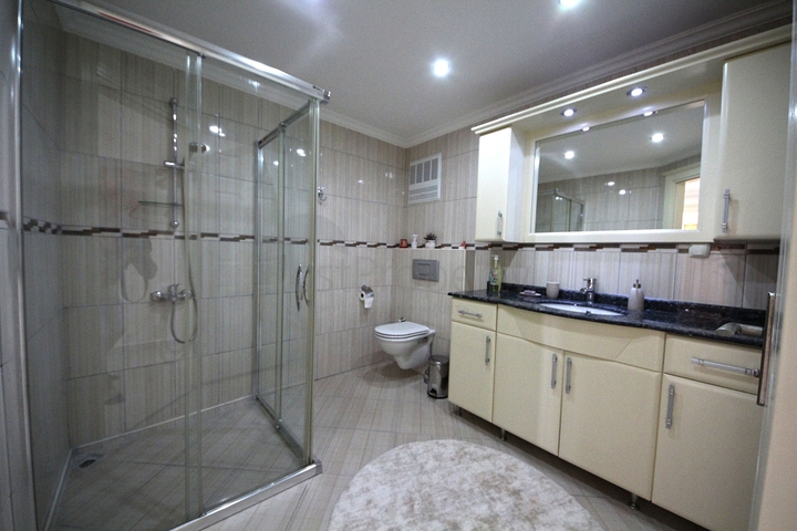 اطلالة بحر -شقة واسعة 3 غرف وصالة -ضمن مجمع مناسب للعطلات -في محمودلار / الانيا 