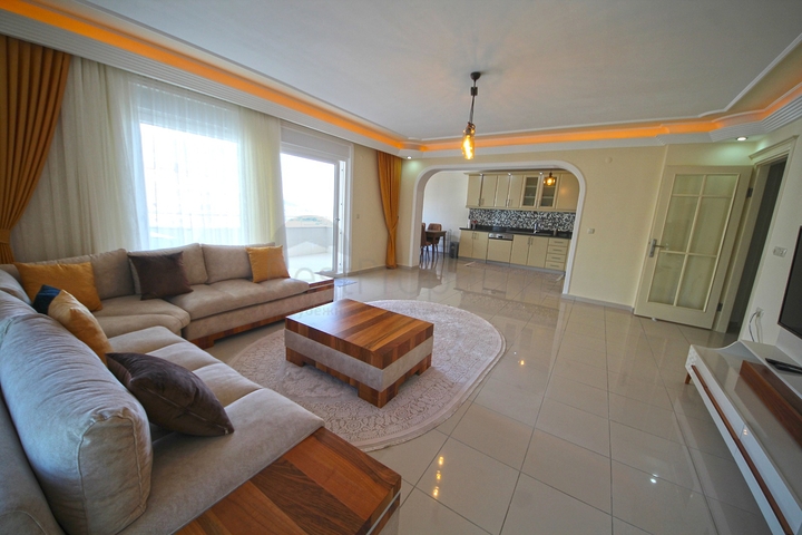 اطلالة بحر -شقة واسعة 3 غرف وصالة -ضمن مجمع مناسب للعطلات -في محمودلار / الانيا 