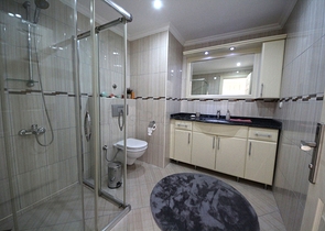 اطلالة بحر -شقة واسعة 3 غرف وصالة -ضمن مجمع مناسب للعطلات -في محمودلار / الانيا 