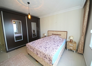 اطلالة بحر -شقة واسعة 3 غرف وصالة -ضمن مجمع مناسب للعطلات -في محمودلار / الانيا 