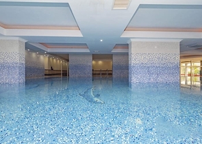 اطلالة بحر -شقة واسعة 3 غرف وصالة -ضمن مجمع مناسب للعطلات -في محمودلار / الانيا 