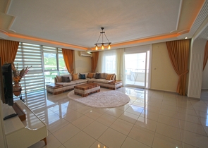 اطلالة بحر -شقة واسعة 3 غرف وصالة -ضمن مجمع مناسب للعطلات -في محمودلار / الانيا 