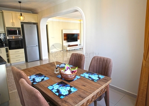 اطلالة بحر -شقة واسعة 3 غرف وصالة -ضمن مجمع مناسب للعطلات -في محمودلار / الانيا 