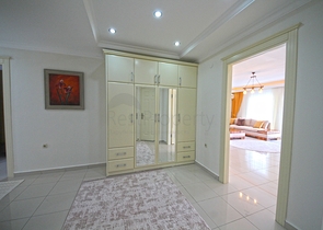 اطلالة بحر -شقة واسعة 3 غرف وصالة -ضمن مجمع مناسب للعطلات -في محمودلار / الانيا 