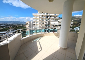 اطلالة بحر -شقة واسعة 3 غرف وصالة -ضمن مجمع مناسب للعطلات -في محمودلار / الانيا 