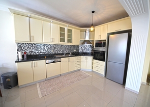 اطلالة بحر -شقة واسعة 3 غرف وصالة -ضمن مجمع مناسب للعطلات -في محمودلار / الانيا 