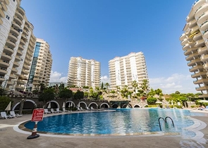 اطلالة بحر -شقة واسعة 3 غرف وصالة -ضمن مجمع مناسب للعطلات -في محمودلار / الانيا 