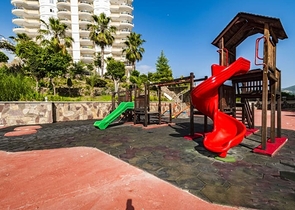 اطلالة بحر -شقة واسعة 3 غرف وصالة -ضمن مجمع مناسب للعطلات -في محمودلار / الانيا 