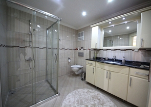 اطلالة بحر -شقة واسعة 3 غرف وصالة -ضمن مجمع مناسب للعطلات -في محمودلار / الانيا 