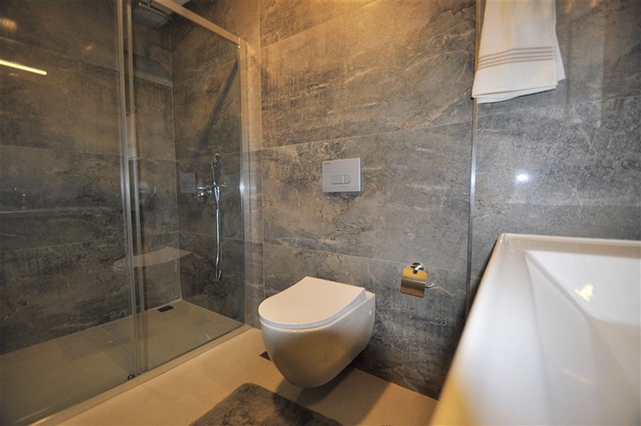 شقق اطلالة بحر في كاستل - غرفة وصالة -ضمن مجمع حديث - كاستل/ الانيا 