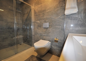 شقق اطلالة بحر في كاستل - غرفة وصالة -ضمن مجمع حديث - كاستل/ الانيا 