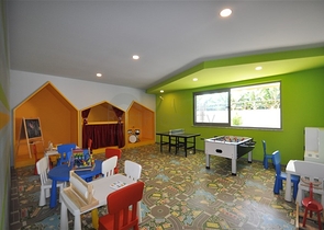 شقق اطلالة بحر في كاستل - غرفة وصالة -ضمن مجمع حديث - كاستل/ الانيا 