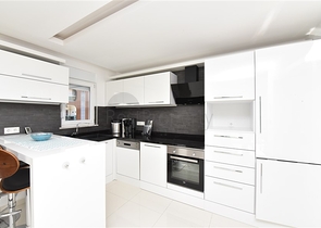 شقة فاخرة قريبة من شاطئ كليوباترا - تصميم 1+2 - اثاث انيق - في مركز الانيا 