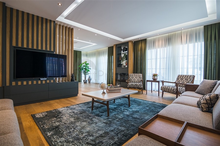 فيلا فاخرة في الانيا - اطلالة بحر - 5 غرف وصالة -في كاستل / الانيا 