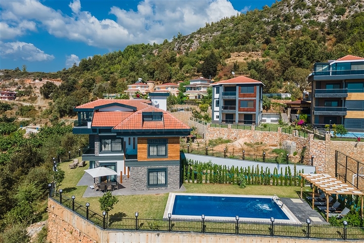 فيلا فاخرة في الانيا - اطلالة بحر - 5 غرف وصالة -في كاستل / الانيا 