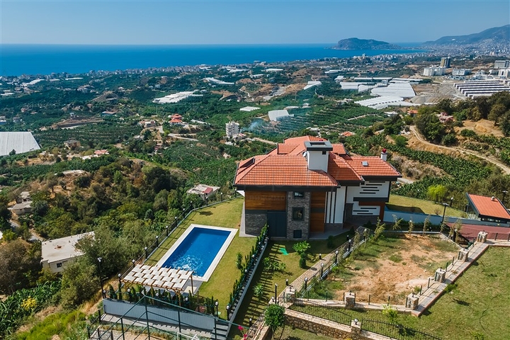 فيلا فاخرة في الانيا - اطلالة بحر - 5 غرف وصالة -في كاستل / الانيا 