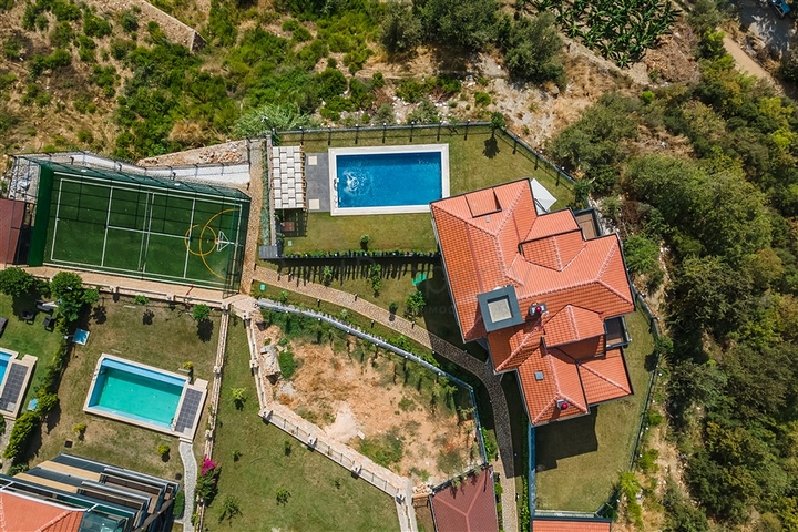 فيلا فاخرة في الانيا - اطلالة بحر - 5 غرف وصالة -في كاستل / الانيا 